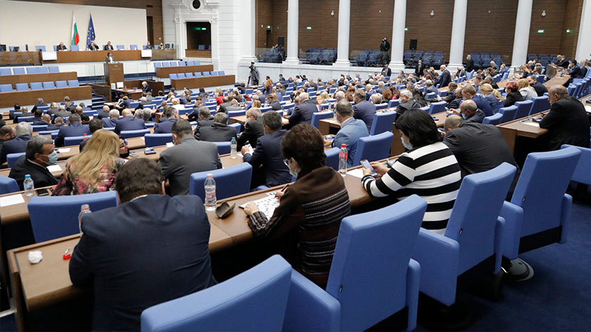 НС прие окончателно промени в Закона за социалното подпомагане, които регламентират коледните и великденските добавки